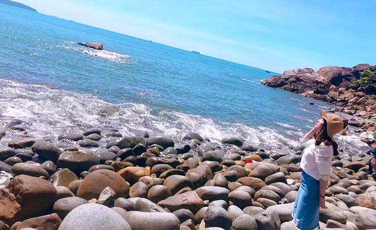 bãi đá trứng đảo bình hưng
