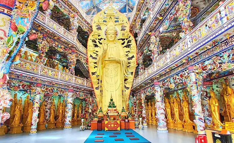 chánh điện chùa linh phước chùa ve chai đà lạt