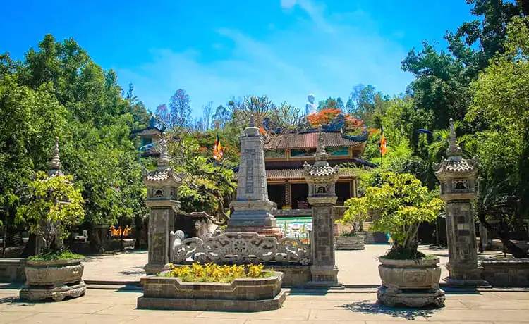 chùa long sơn nha trang