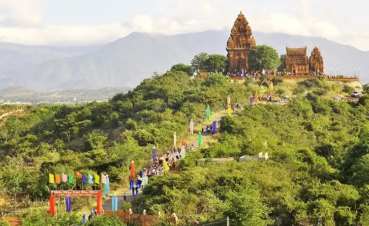 Tour du lịch Ninh Thuận 1 ngày Tháp Poklong Girai - Làng Gốm - Đồi Cát