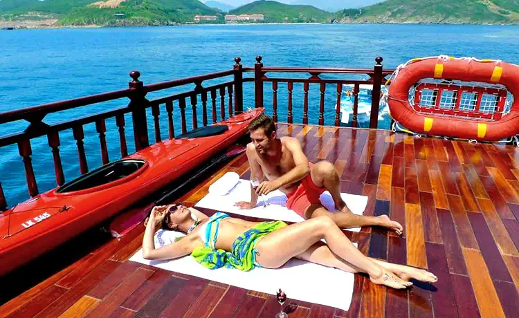 tour du lịch du thuyền vịnh nha trang 1 ngày