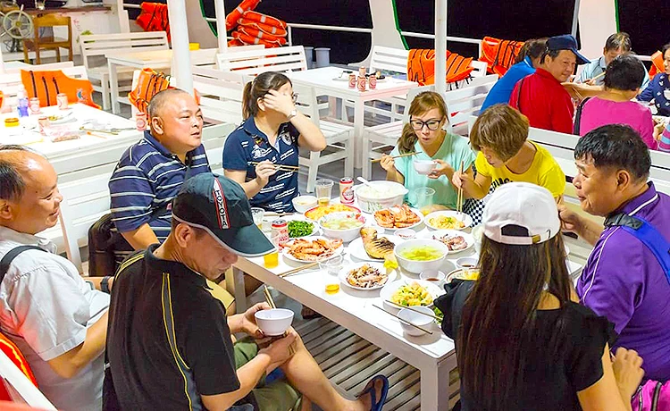 Tour Ngắm hoàng hôn - Câu mực đêm Phú Quốc trong ngày