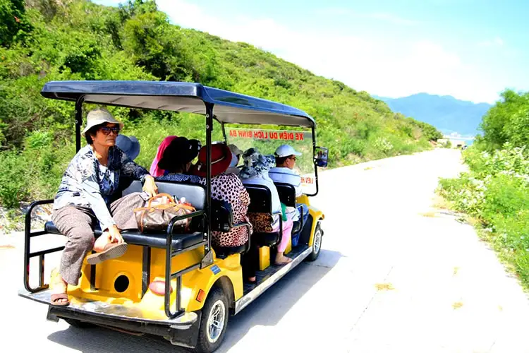 xe điện tham quan đảo bình hưng